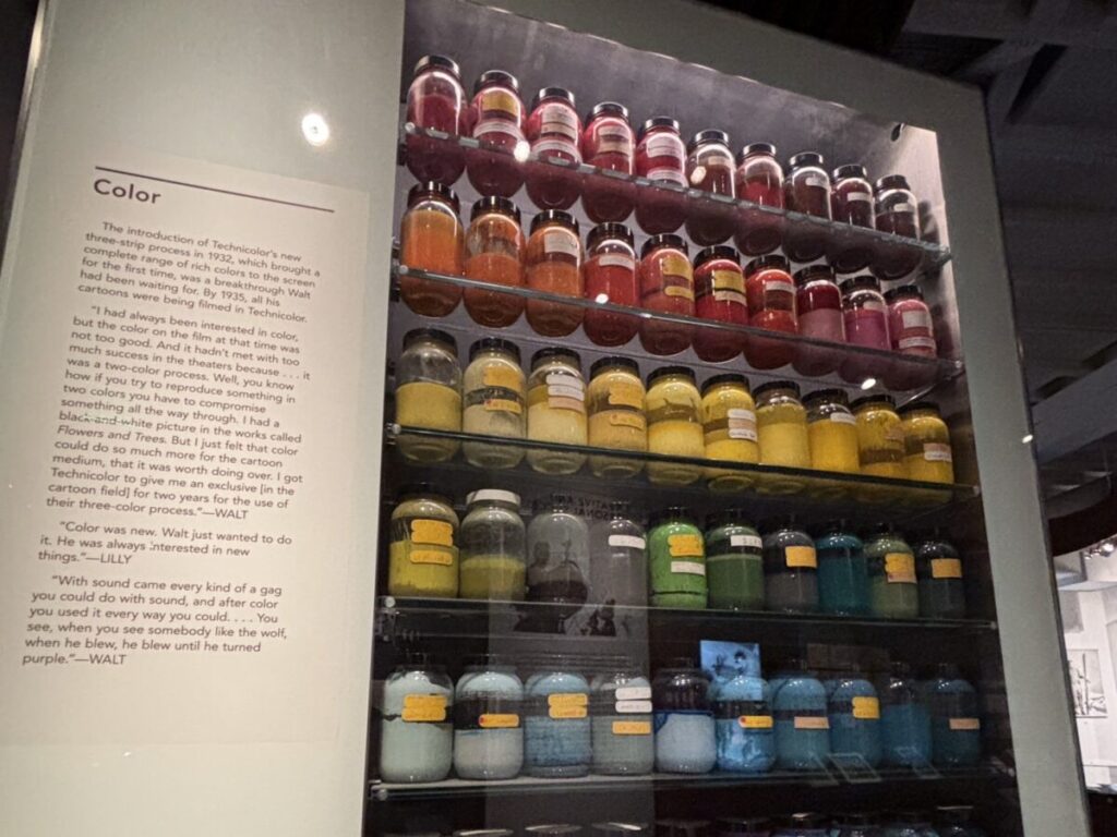 ウォルト・ディズニー・ファミリー・ミュージアムに展示された色付きインクの瓶