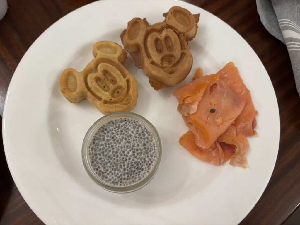 ヒルトンオーランドレイクブエナビスタの朝食。ミッキー型ワッフルとスモークサーモン