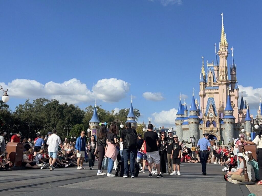 マジックキングダムのシンデレラ城と多くの来園者で賑わうパーク内の様子
