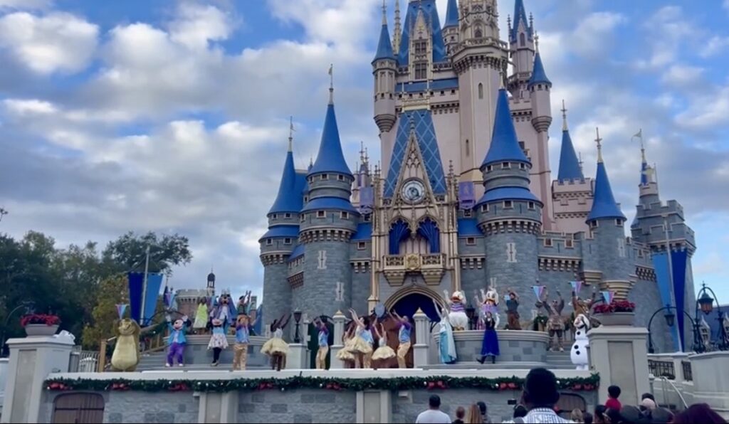 シンデレラ城前で行われるミッキーのマジカル・フレンドシップ・フェア