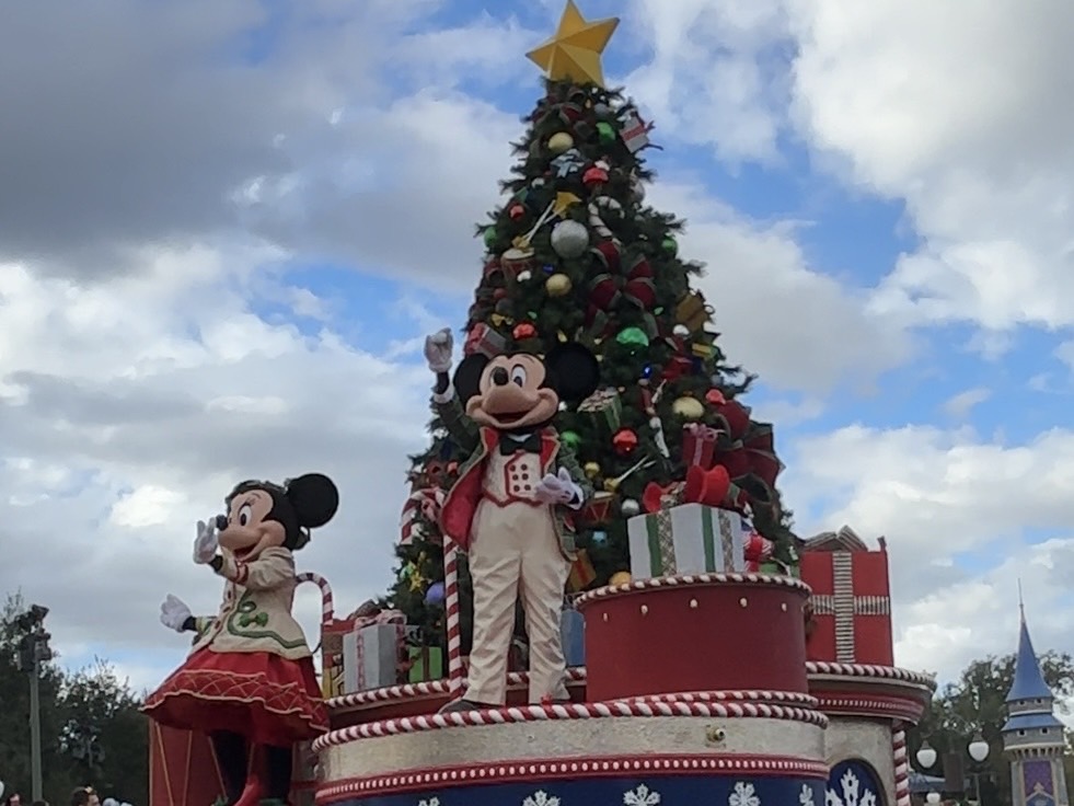 マジックキングダムで行われるクリスマスパレード、ミッキーとミニーが登場するフロート