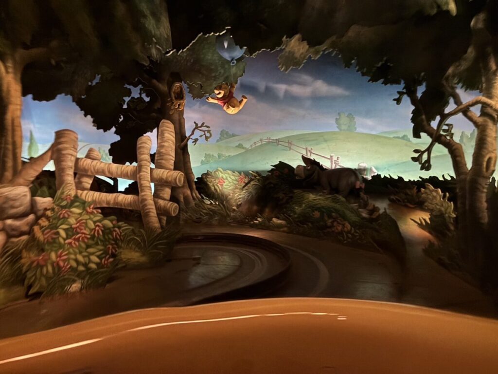 マジックキングダムのくまのプーさんのアトラクション内部の様子