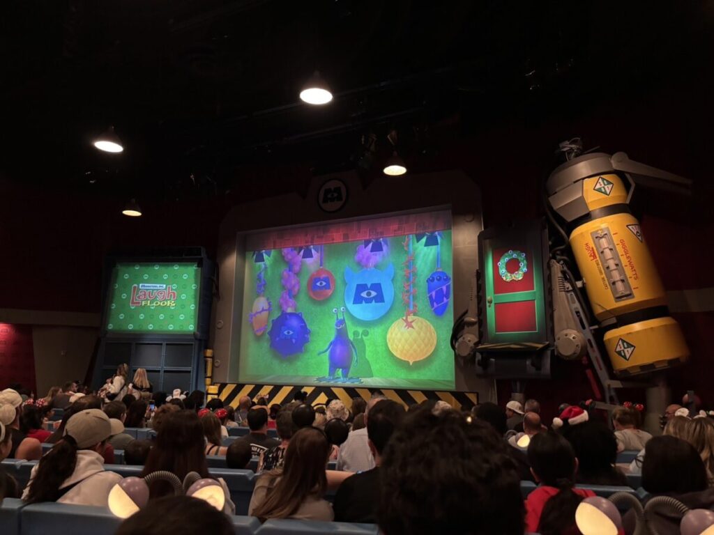 マジックキングダムのモンスターズ・インク：ラフ・フロアの客席とステージ