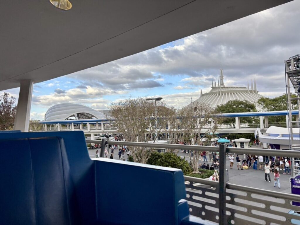 マジックキングダムのピープルムーバーから見下ろしたトゥモローランドの風景