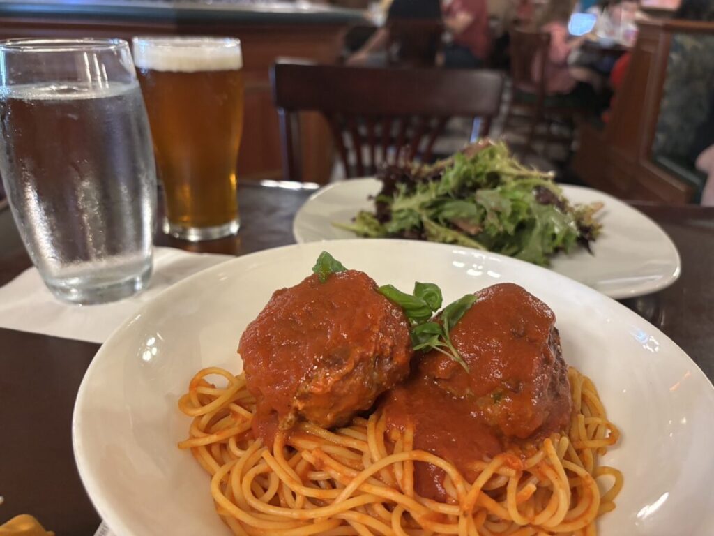 トニー・タウン・スクエア・レストランで提供されたミートボールパスタ