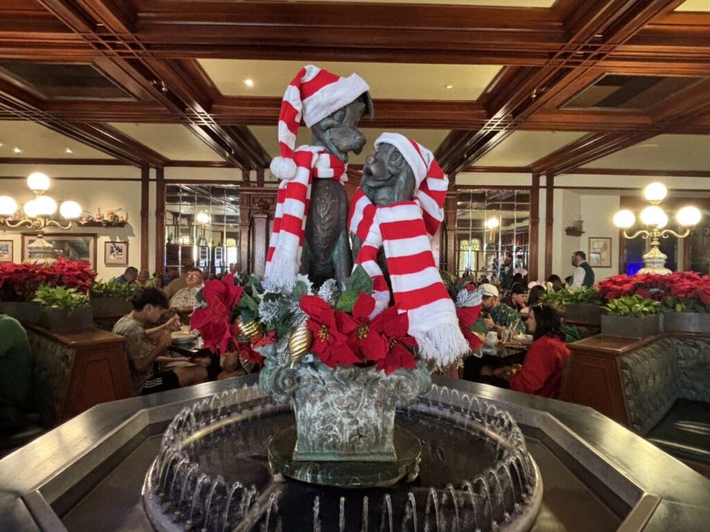 クリスマス装飾が施されたトニー・タウン・スクエア・レストランの店内