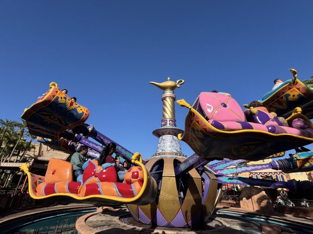 マジックキングダムのアラジンのマジックカーペットに乗るゲストの様子