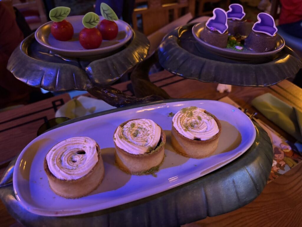 白雪姫ダイニングで提供されたリンゴをモチーフにしたデザートプレート