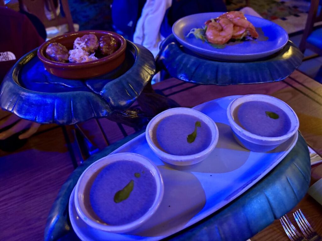 マジックキングダム近くの白雪姫ダイニングで提供される前菜とデザートの盛り付け