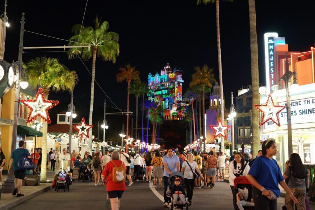 夜のディズニーハリウッドスタジオのメインストリートとライトアップされたタワーオブテラー