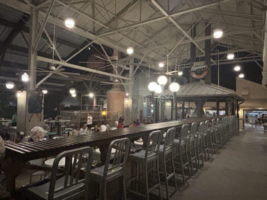 ディズニーハリウッドスタジオのバックロットエクスプレスの広い屋内席