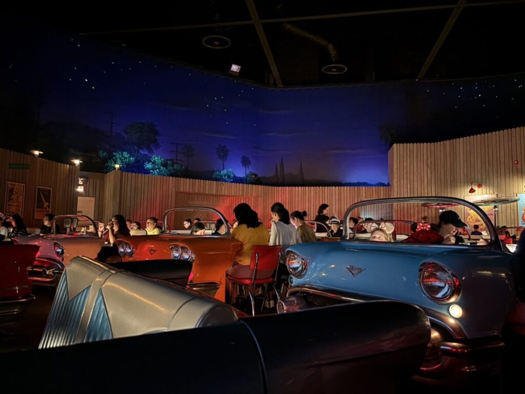 サイファイダインインシアターの車型シートと映画スクリーン