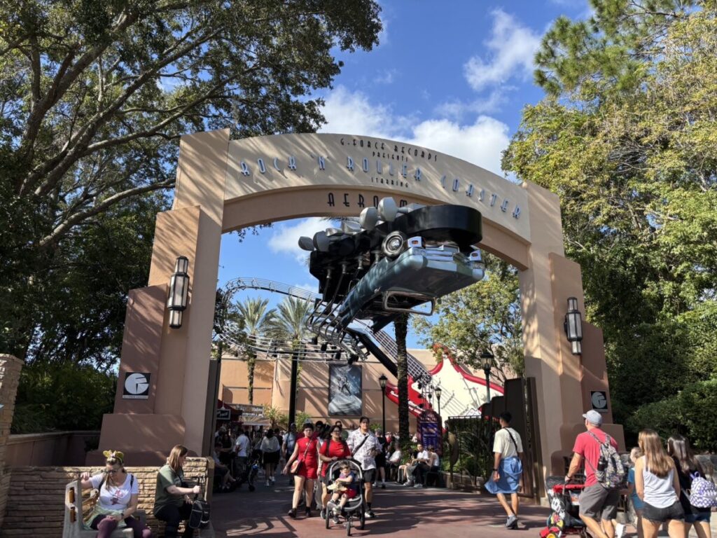 ロックンローラー・コースターの入口アーチ。逆さに宙づりになったリムジン型コースター