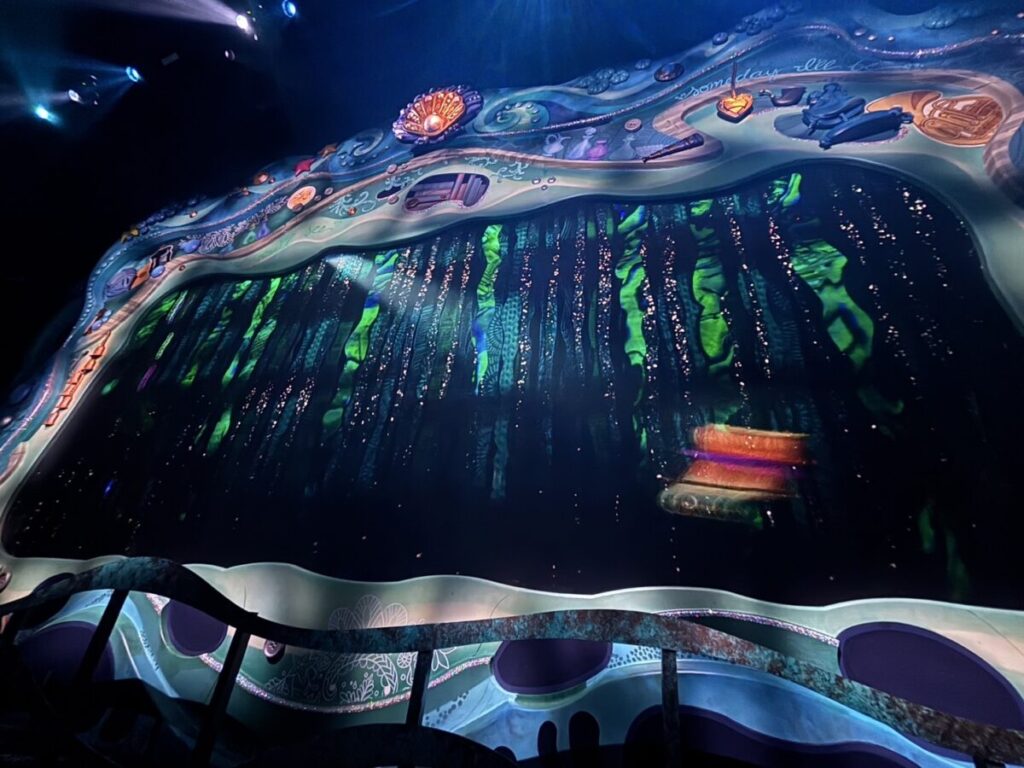 リトル・マーメイドのステージショー。海の中を表現した幻想的な舞台演出