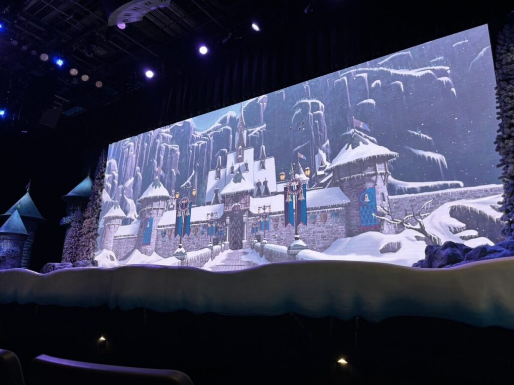 アナと雪の女王のステージショー。アレンデール城と雪景色の演出