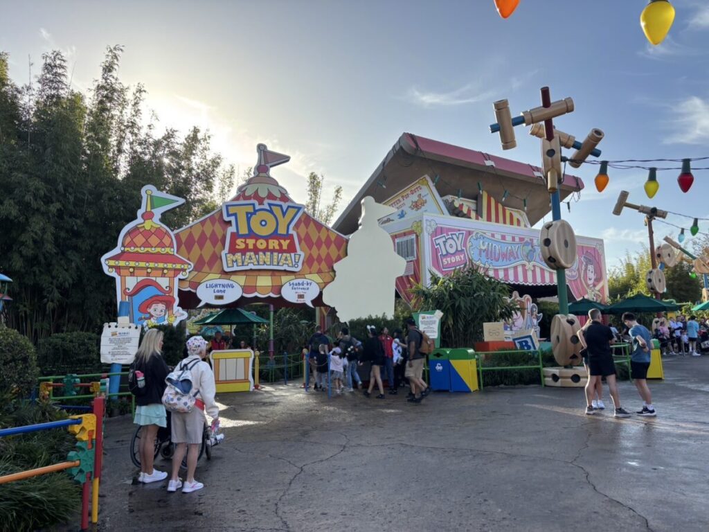 トイ・ストーリー・マニアの入口。カラフルな看板と待機列
