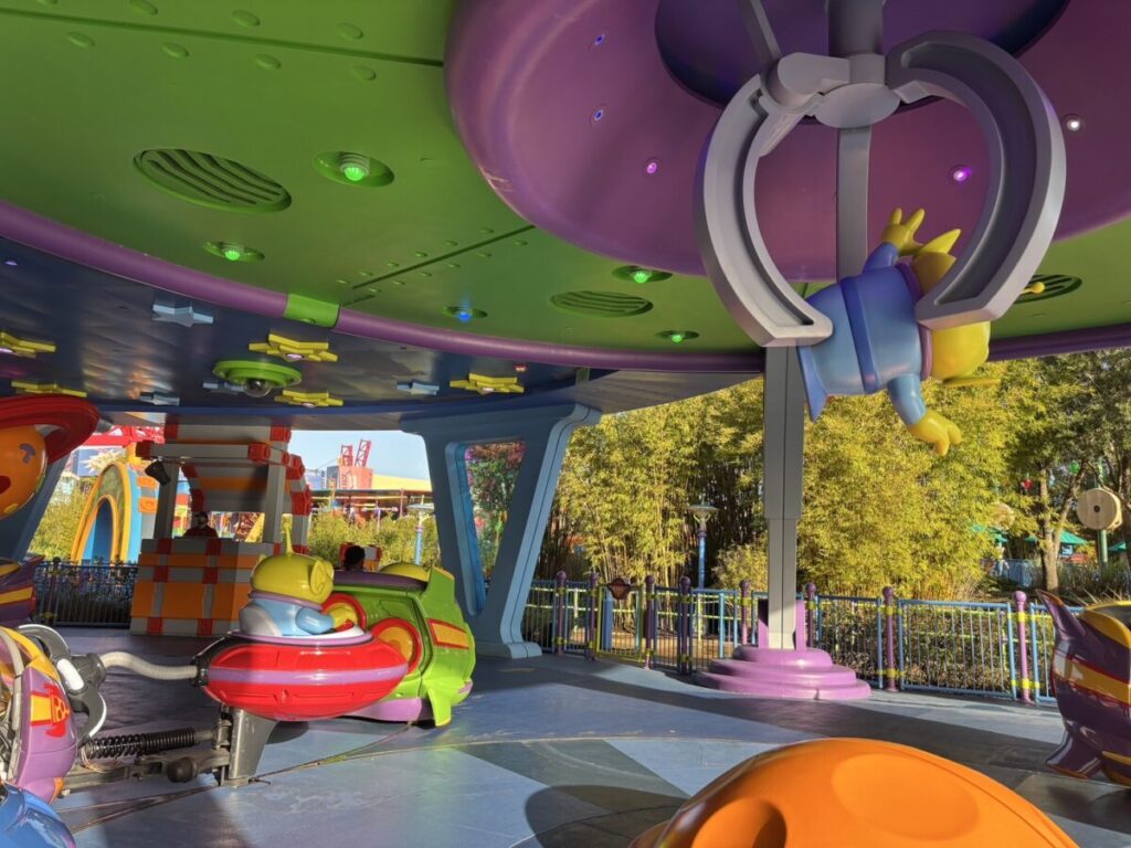 ディズニー・ハリウッド・スタジオのエイリアン・スワーリング・ソーサー。トイ・ストーリーのエイリアンが吊り下げられた回転型ライド