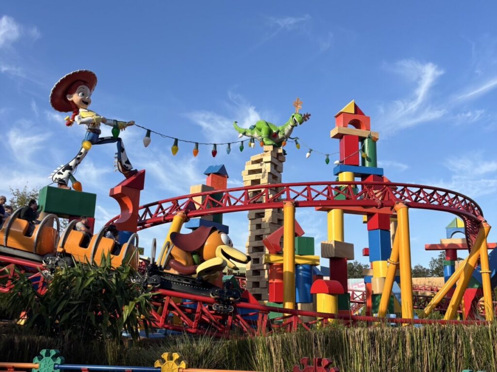 トイ・ストーリー・ランドのスリンキー・ドッグ・ダッシュ。カラフルなコースターとジェシーの装飾