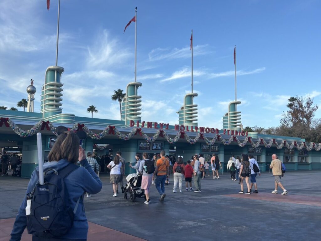 ディズニー・ハリウッド・スタジオのエントランス。クリスマス装飾と入園ゲストの様子