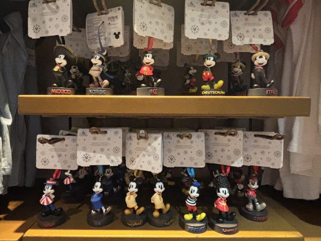 エプコットのワールドショーケースで販売されている各国衣装のミッキーのオーナメント