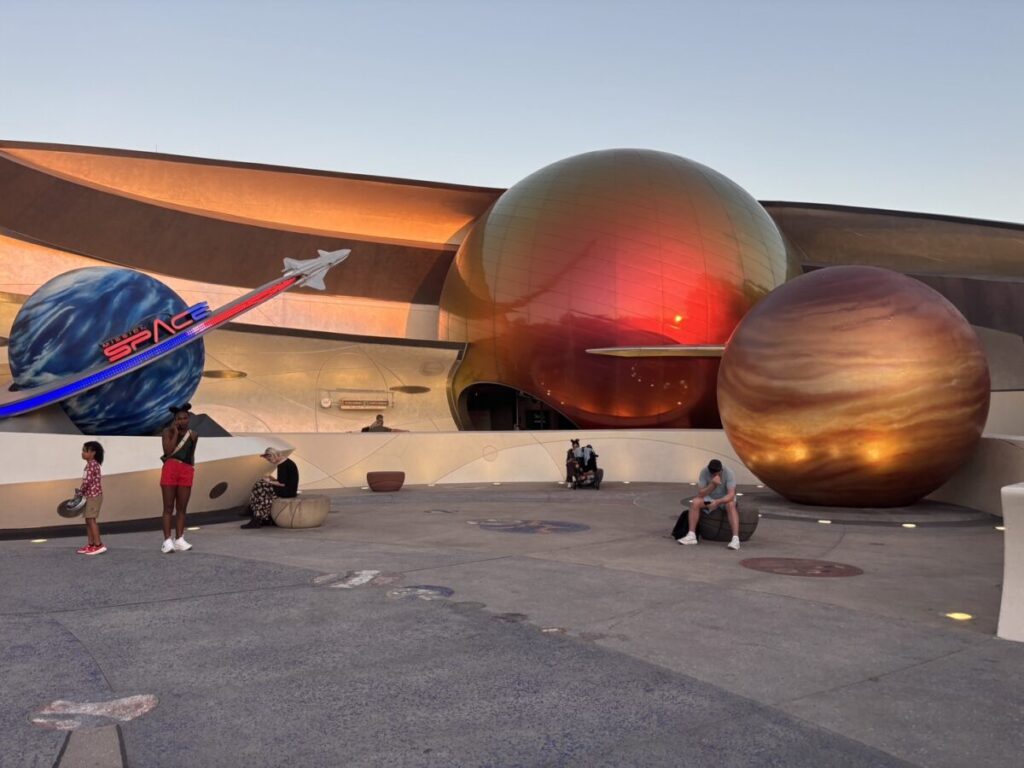 エプコットのミッション・スペース周辺にある惑星モチーフの展示エリア