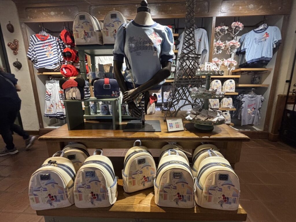 エプコットのフランス館にあるショップで販売されているパリ風デザインのグッズ