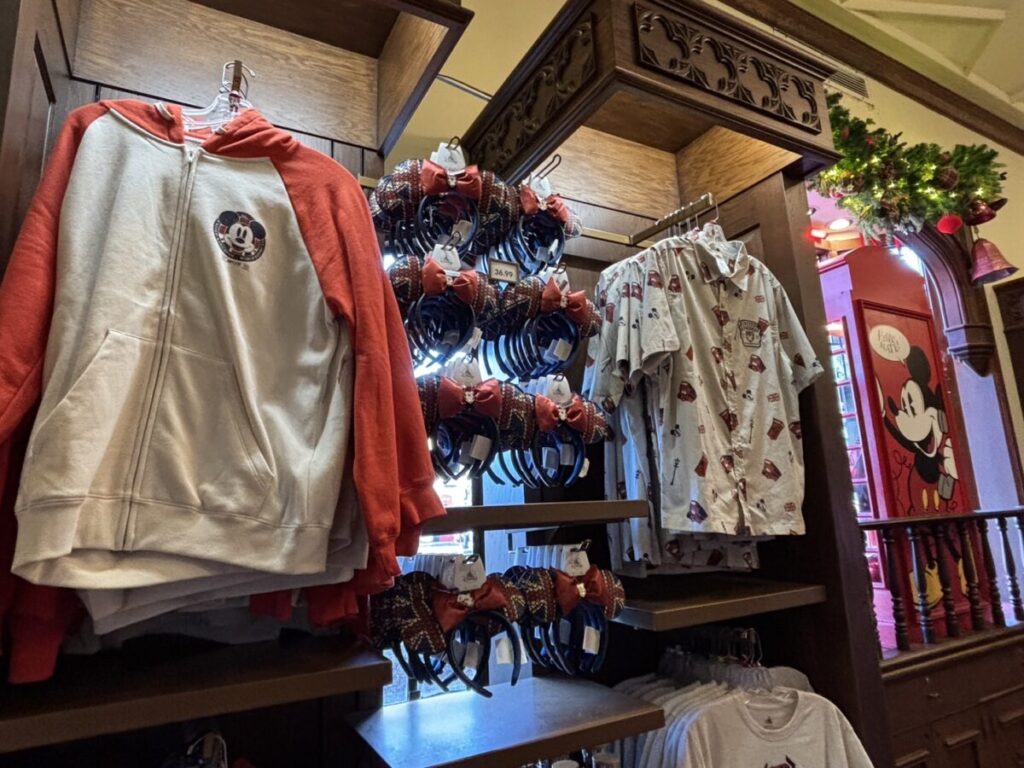 エプコット内ショップで販売されているミッキーデザインのパーカーやカチューシャ