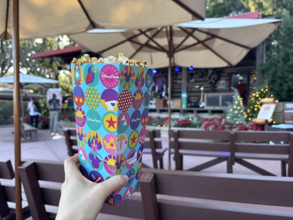 エプコットのカナダ館で購入したメープル味のポップコーン