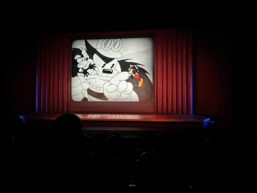 エプコットのイマジネーション館にある屋内シアターの客席