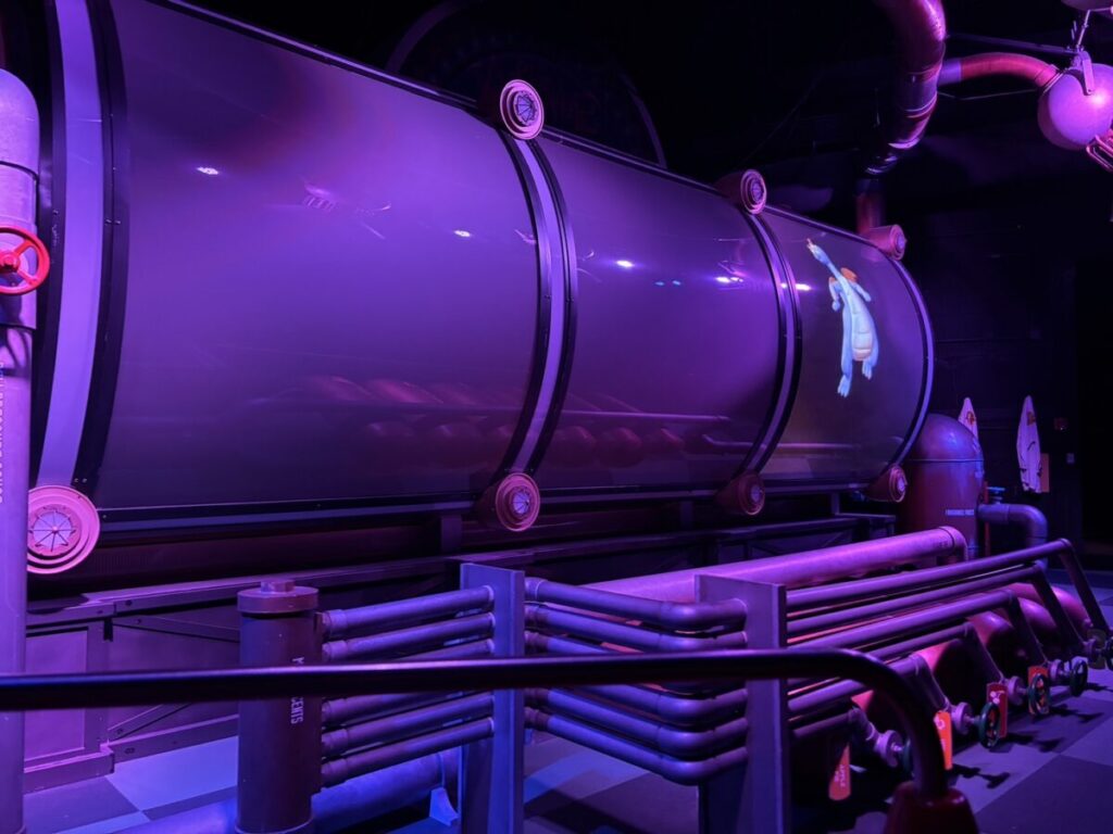 エプコットのフィグメントのアトラクション内部のカラフルな演出空間