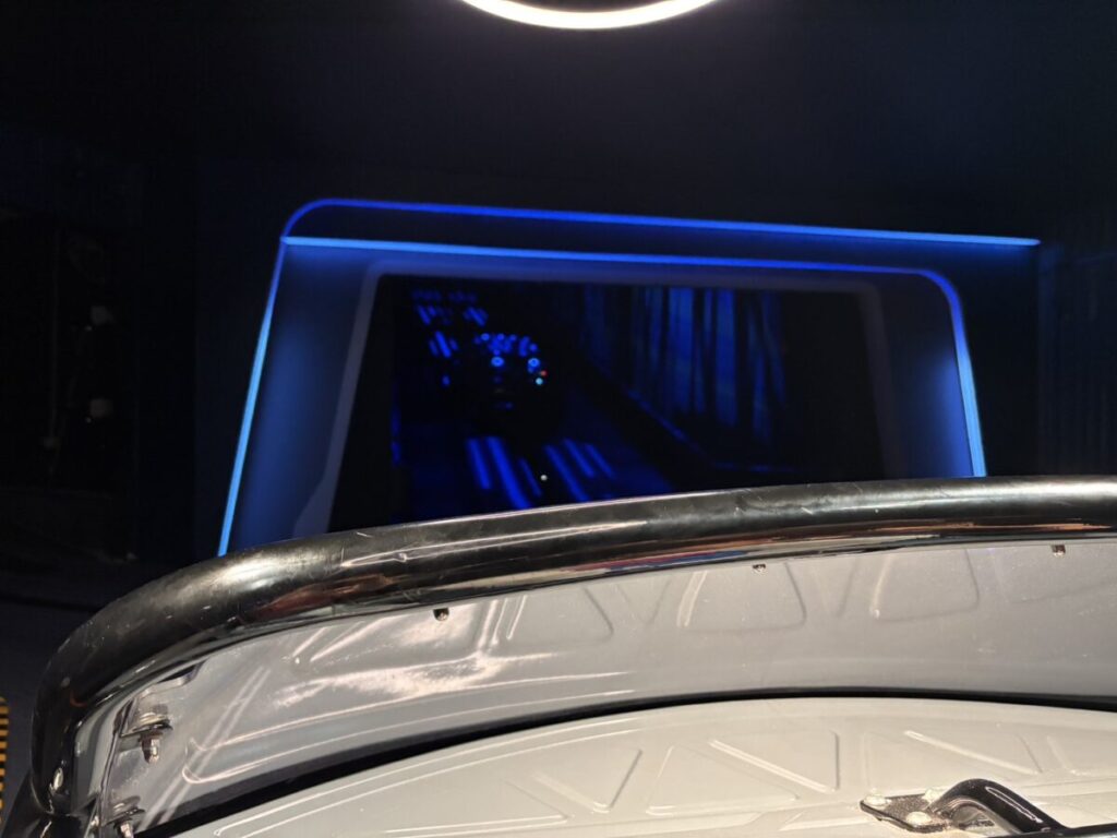 エプコットのテストトラックで高速走行中のライド車内からの景色