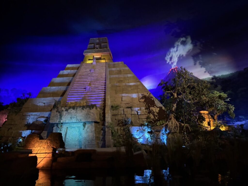 エプコットのメキシコ館にあるピラミッド内部のボートライド風景