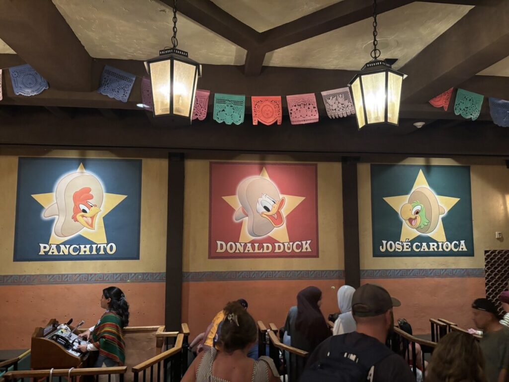 エプコットのメキシコ館ボートライド待合エリアの内観
