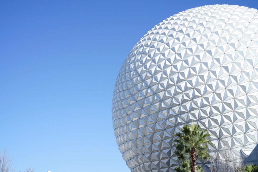 青空の下にそびえるエプコットの象徴的な巨大球体スペースシップアース