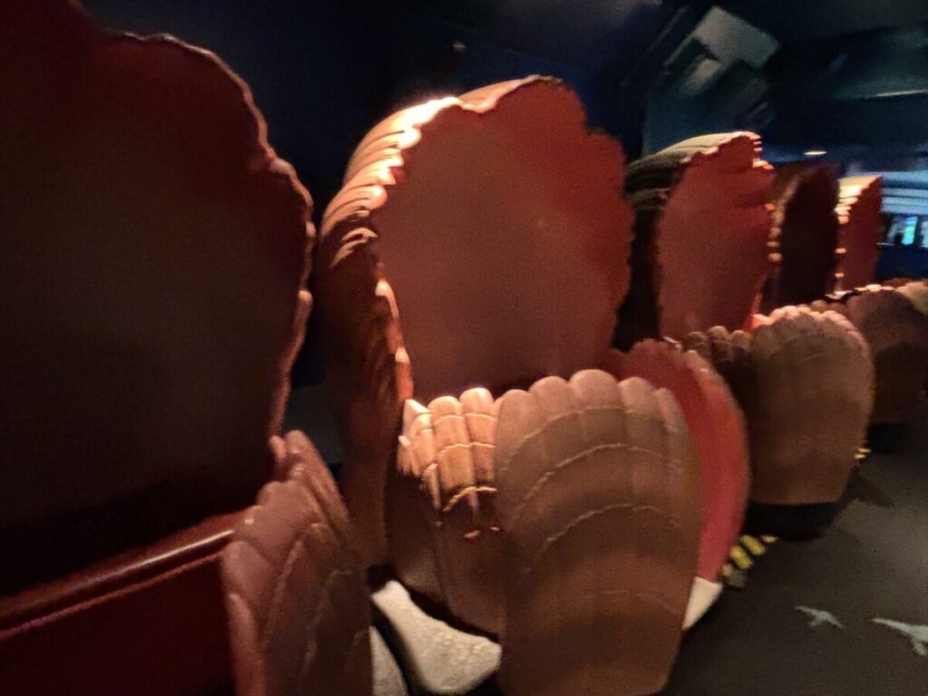 エプコットのニモのアトラクション内部にある貝殻型のライド座席