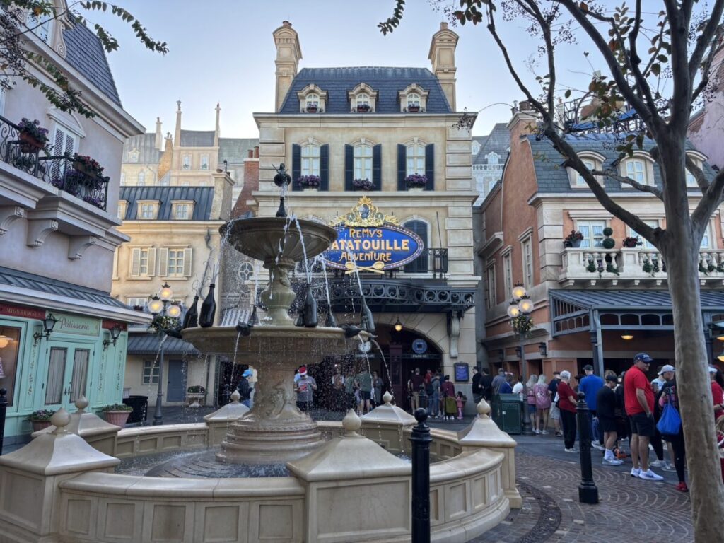 エプコットのフランス館にある「レミーのおいしいレストラン・アドベンチャー」前の噴水と建物外観。噴水の奥にアトラクション入口が見える。