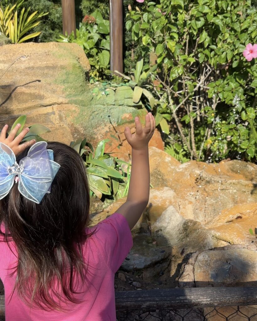 エプコットのモアナの水遊びエリアで、水に触れて遊ぶ4歳の娘