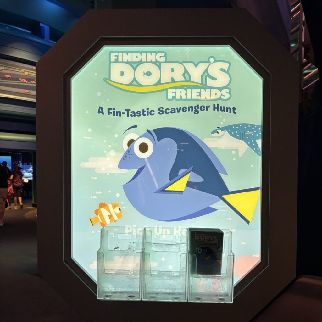 エプコットで開催されているファインディング・ドリーのスカベンジャーハント案内ボード
