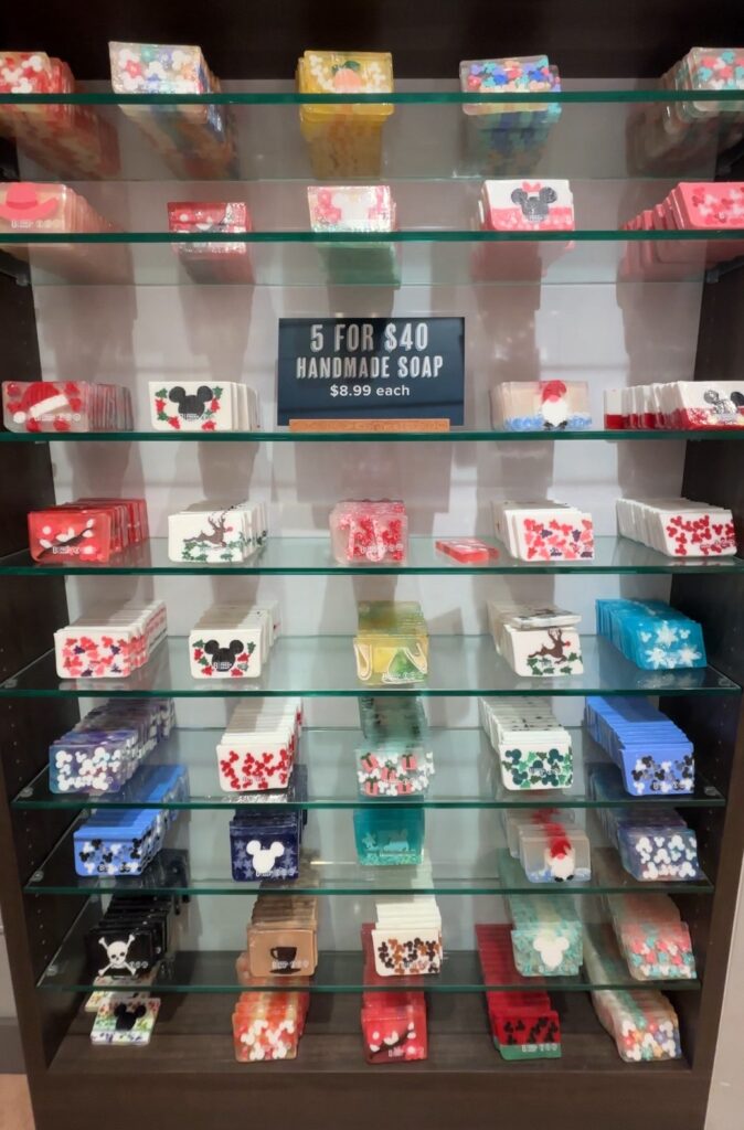 Basin店内に並ぶ色とりどりのミッキー柄ハンドメイドソープ。5個セットの割引表示がある。