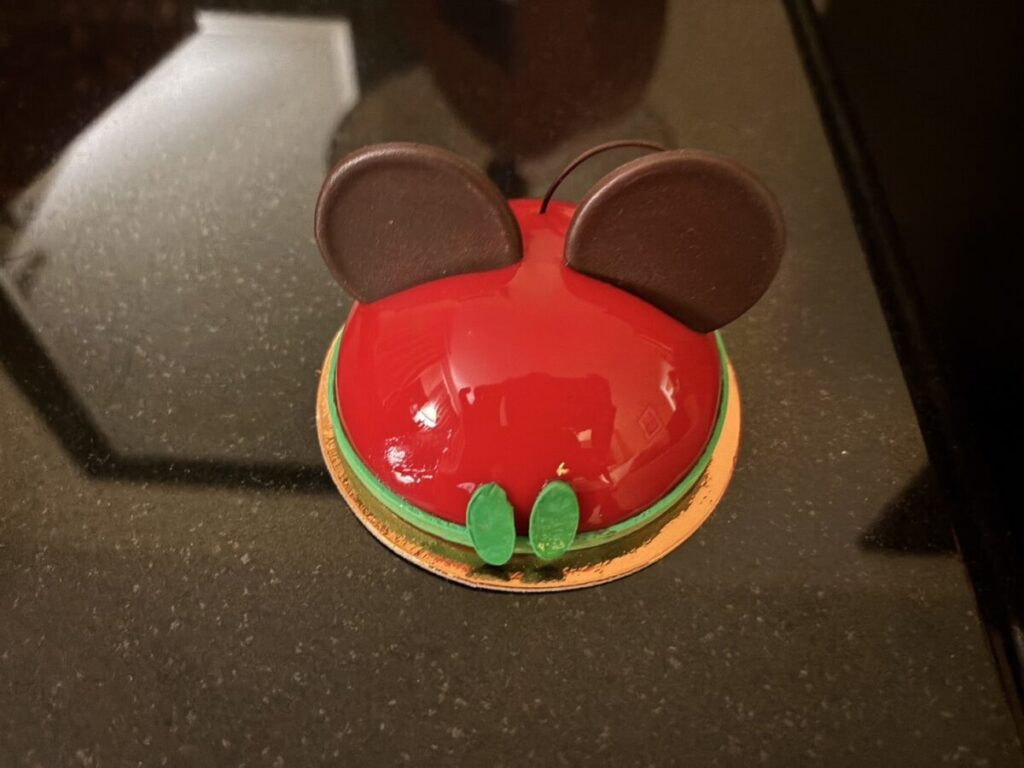 Amorette’s Patisserieのショーケースに並ぶミッキーモチーフのケーキやデザート