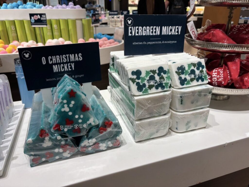 Basinで販売されているミッキー型のクリスマス限定ハンドメイドソープ。ツリー型やホリデーカラーのデザインが並ぶ。
