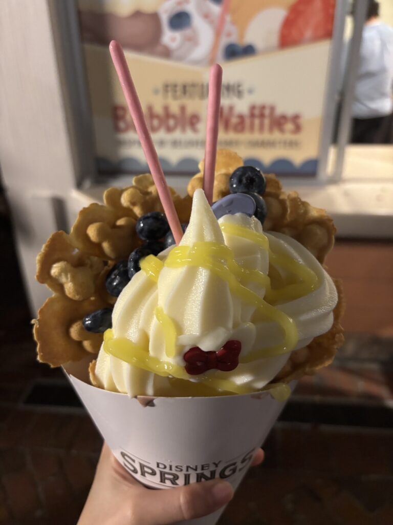 ディズニースプリングスのマーケットプレイスで販売されている、ブルーベリーとソフトクリームがのったドナルドモチーフのワッフル。