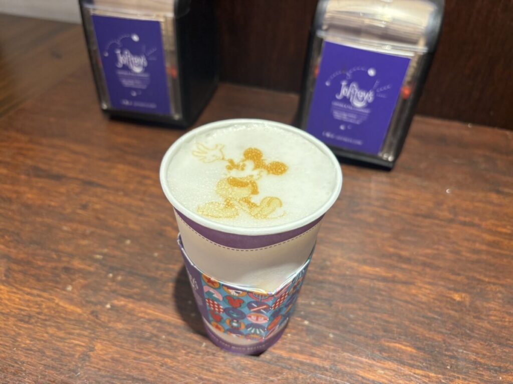 ジョフリーズ・コーヒーで提供されている、ミッキーのラテアートが描かれた温かいカフェラテ。