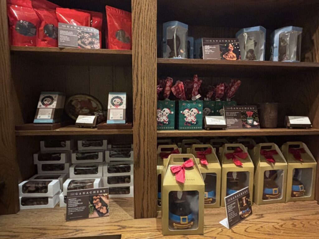 ディズニースプリングスの「The Ganachery」に並ぶミッキー型チョコレートやギフト用の高級チョコレート菓子
