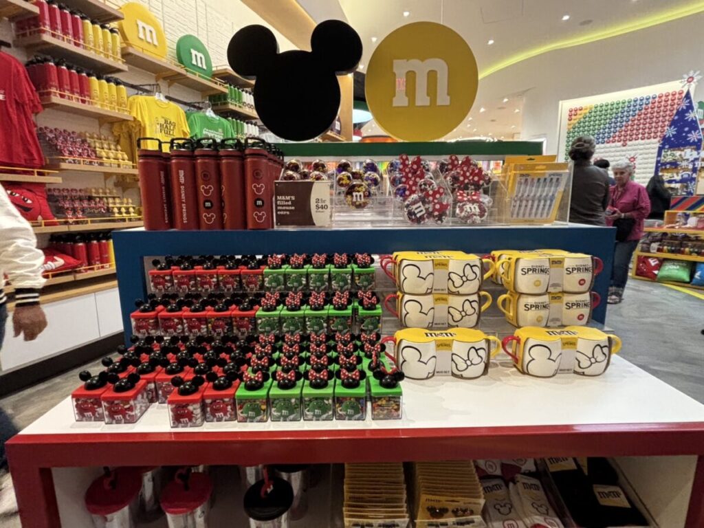 ディズニースプリングスのM&M’Sストアで販売されているミッキーデザインのマグカップやボトル
