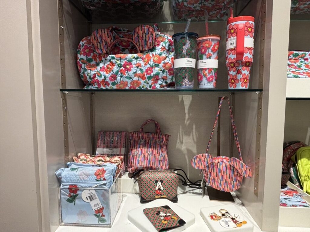 Vera Bradleyのディズニーコラボバッグやタンブラーが並ぶディスプレイ