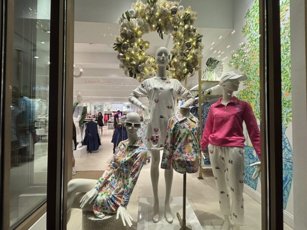 Lilly Pulitzerの店舗ウィンドウに並ぶカラフルなワンピースとディズニーモチーフのデザイン