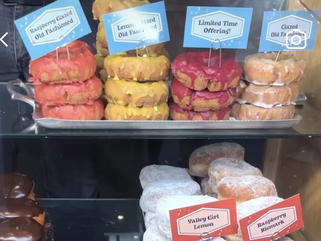 シアトルのトップポットドーナツのカラフルなドーナツショーケース