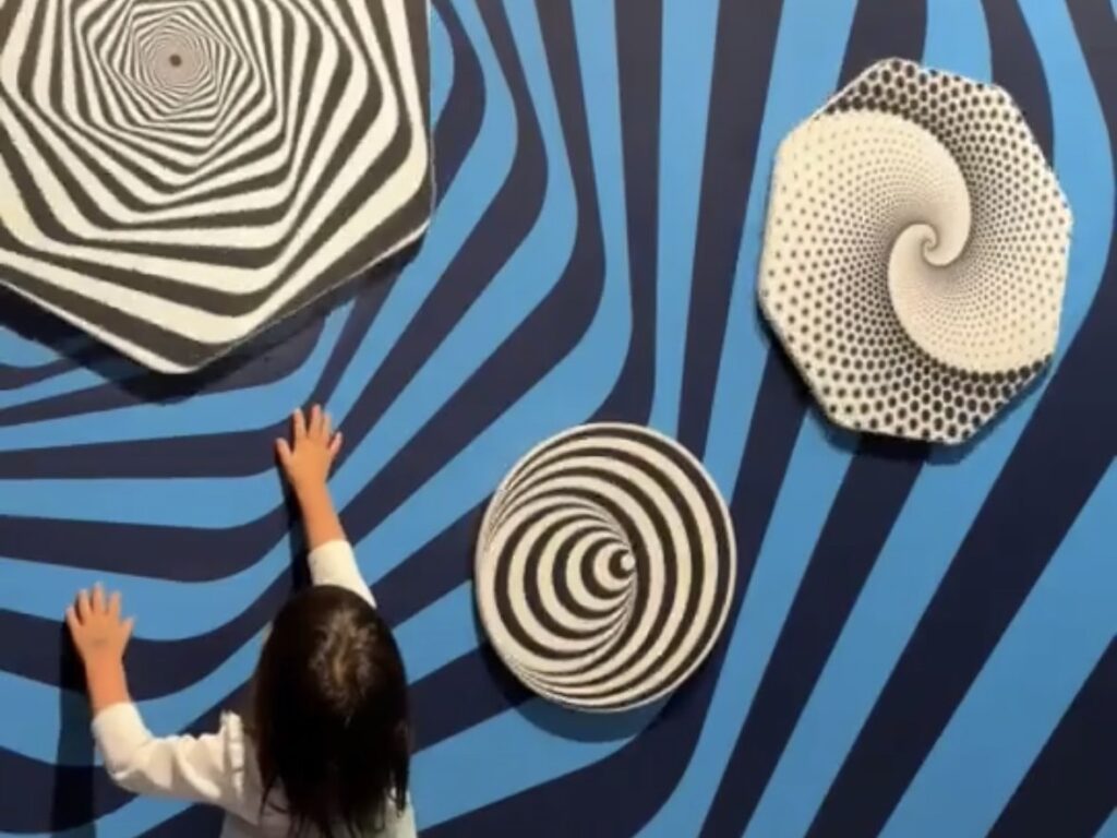 錯覚アートで遊ぶ子どもと不思議な展示