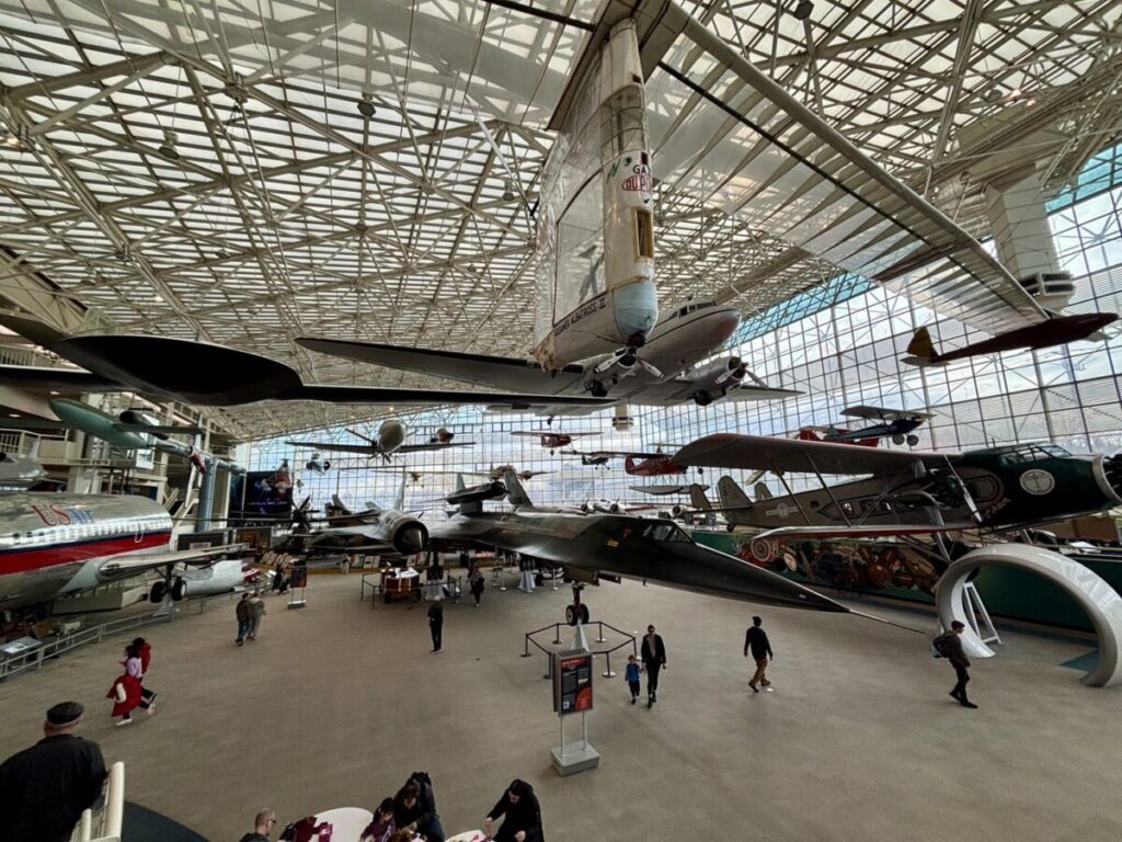シアトル航空博物館の広い展示と飛行機